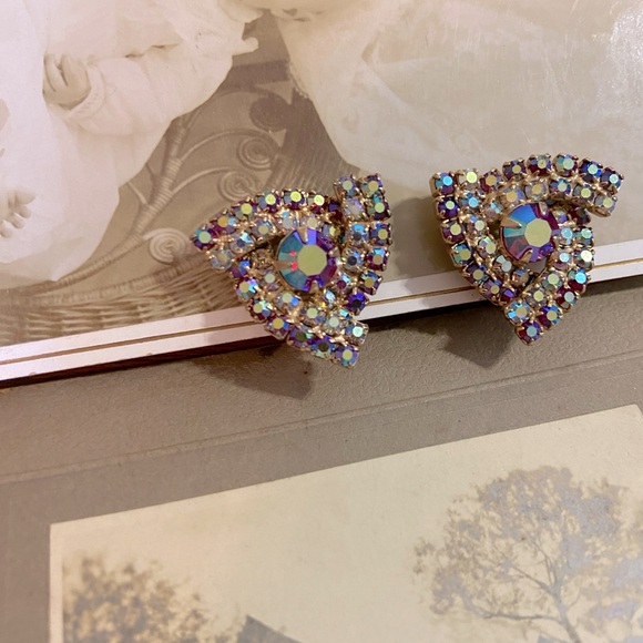 Vintage Unsigned Triangular Bypass Aurora Borealis (AB) Crystal Clip on Earrings - Picture 4 of 16